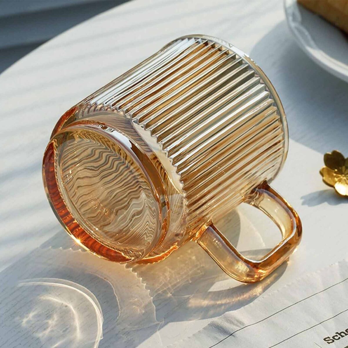Amberglass Στυλ και ποικιλία στην καθημερινή χρήση σας. Με άνετο χερούλι για εύκολη λαβή, αυτά τα ποτήρια είναι ιδανικά για καθημερινή χρήση στο σπίτι ή για ειδικές περιστάσεις.