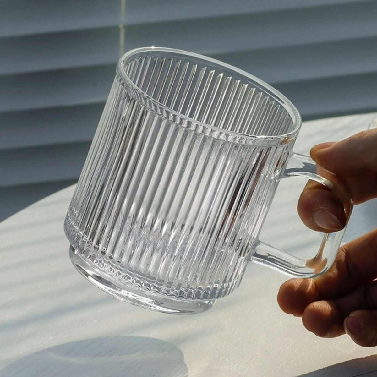 transparentglass Στυλ και ποικιλία στην καθημερινή χρήση σας. Με άνετο χερούλι για εύκολη λαβή, αυτά τα ποτήρια είναι ιδανικά για καθημερινή χρήση στο σπίτι ή για ειδικές περιστάσεις.