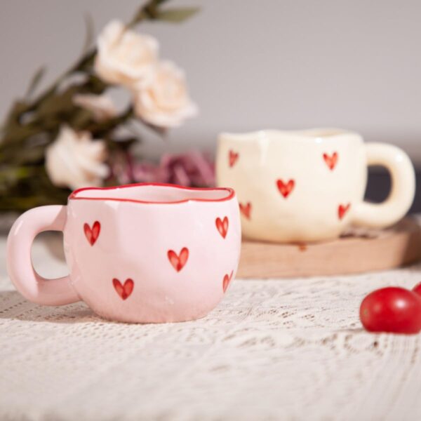 51E00VuahdL. AC SL1200 Η κεραμική κούπα Lovers Coffee Mug είναι η τέλεια επιλογή για να ξεκινήσετε την ημέρα σας με τον αγαπημένο σας. Σχεδιασμένη με ρομαντική διάθεση, αυτή η κούπα είναι φτιαγμένη από υψηλής ποιότητας κεραμικό υλικό, ανθεκτική και ιδανική για καθημερινή χρήση.