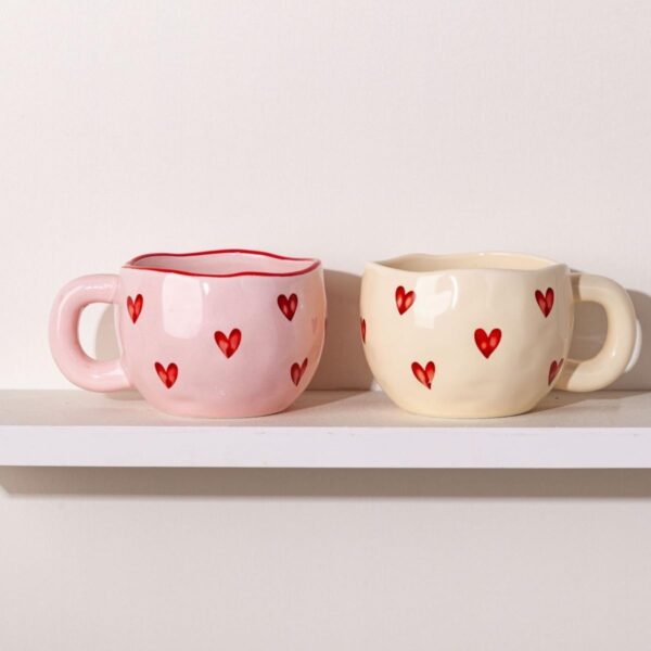 51LwZw3CKL. AC SL1200 Η κεραμική κούπα Lovers Coffee Mug είναι η τέλεια επιλογή για να ξεκινήσετε την ημέρα σας με τον αγαπημένο σας. Σχεδιασμένη με ρομαντική διάθεση, αυτή η κούπα είναι φτιαγμένη από υψηλής ποιότητας κεραμικό υλικό, ανθεκτική και ιδανική για καθημερινή χρήση.