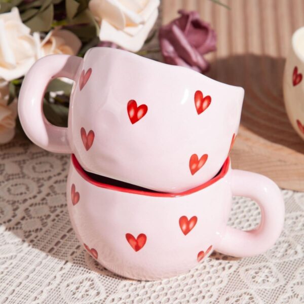 61oZ45IluL. AC SL1200 Η κεραμική κούπα Lovers Coffee Mug είναι η τέλεια επιλογή για να ξεκινήσετε την ημέρα σας με τον αγαπημένο σας. Σχεδιασμένη με ρομαντική διάθεση, αυτή η κούπα είναι φτιαγμένη από υψηλής ποιότητας κεραμικό υλικό, ανθεκτική και ιδανική για καθημερινή χρήση.