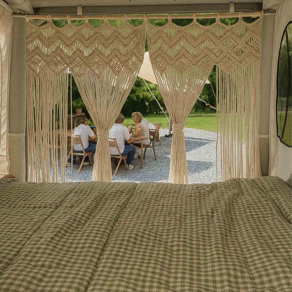 makramecourt <p>Η πρακτική μακραμέ κουρτίνα μας με κρόσσια αποτελεί έναν εξαιρετικό τρόπο διακόσμησης του εσωτερικού σας χώρου. Μπορείτε να τη χρησιμοποιήσετε ως κουρτίνα πόρτας, κουρτίνα παραθύρου, διαχωριστικό χώρου ή ως φόντο σε βιτρίνες καταστημάτων.</p>
<p><span style="color: #ff0000"><a style="color: #ff0000" href="https://nikokira-outlet.gr/product/vamvakeri-kourtina-makrame-set-2-tmch-120x220-ek/" target="_blank" rel="noopener">Αποκτήσε το σετ <strong> 2 τεμαχίων με -10% έκπτωση</strong> και διαμόρφωσε  έξυπνα!</a></span></p>